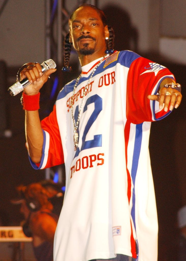 Snoop-Dogg-731x1024 Snoop Dogg zeigt seine exklusiven Skechers x Snoop Dogg Paris-Olympics-Sneaker bei Brasilien vs. USA